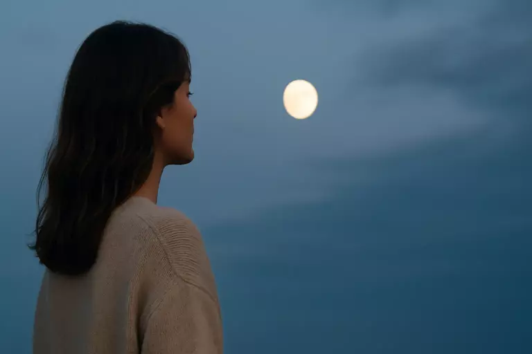 Read The Moon and feminine energy: a symbolic guide to reflection and ritual