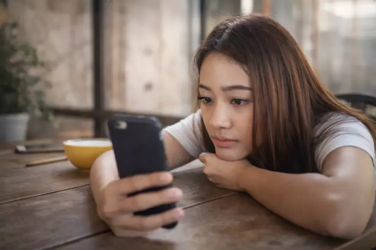 When a Sagittarius woman goes silent: why she stops texting and what to do